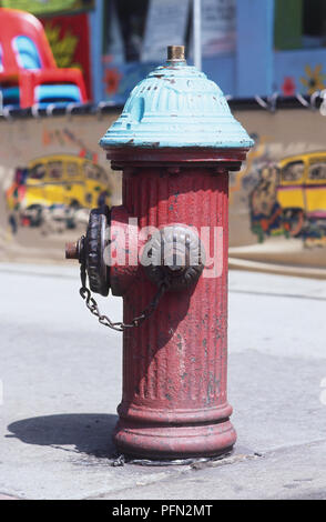 USA, New York City, rouge et bleu d'incendie Banque D'Images