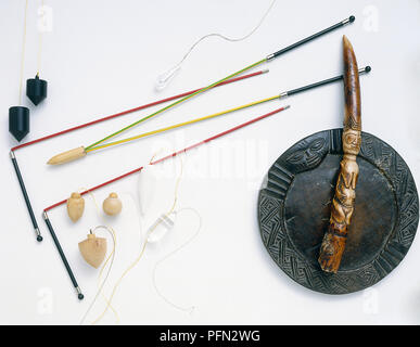 La sorcellerie et la divination, y compris l'attirail de pendules radiesthésie, Rod, et un bol de divination et tapper du Nigeria, vue de dessus Banque D'Images