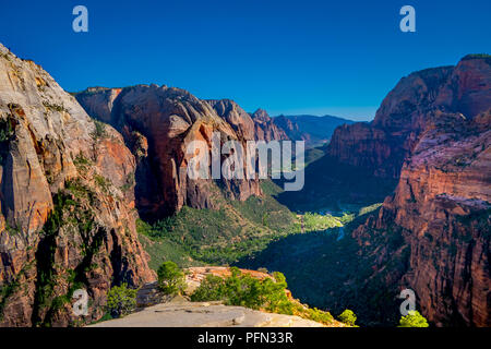 Vue panoramique du célèbre Angels Landing, donnant sur Zion Canyon pittoresque sur une belle journée ensoleillée avec ciel bleu en été, le parc national de Zion, Springdale, dans le sud-ouest de l'Utah Banque D'Images