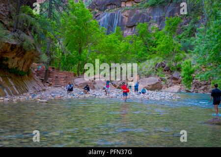 ZION, Utah, USA - 14 juin 2018 : vue extérieure de personnes non identifiées randonnées à sion étroite avec Virgin River en été, dans le parc national de Zion, Utah Banque D'Images