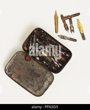 Plumes à écrire dans une boîte avec un peu de l'extérieur ceux lâche Banque D'Images