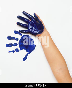 Main couverte de peinture bleue et bleu hand print Banque D'Images