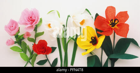 Sélection de fleurs en papier de différentes couleurs Banque D'Images
