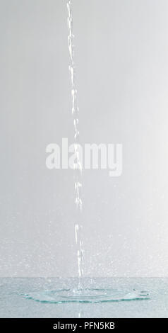 Verser de l'eau sur une surface, close-up Banque D'Images