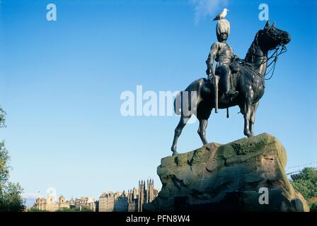 La Grande-Bretagne, l'Écosse, Édimbourg, Princes Street Gardens, Royal Scots Greys Monument, statue équestre avec seagull perché au sommet Banque D'Images