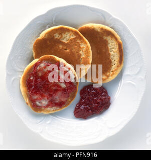 Trois crêpes Scotch avec la confiture, sur une plaque Banque D'Images