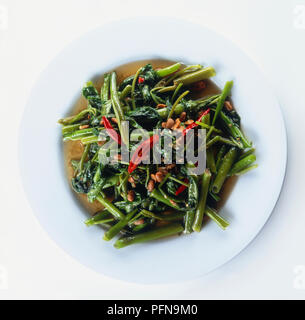 Assiette de Phat Pak Bung, plat traditionnel Thaï fried de nénuphars, vue de dessus Banque D'Images