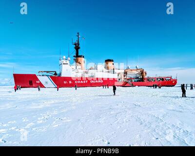 Les membres de l'étoile Polaire garde-côte de participer à diverses activités sur la glace d'environ 13 miles de la station McMurdo, en Antarctique, le 26 janvier 2018. Stationnés à bord du brise-glace lourd aux États-Unis seulement, l'équipage est capable de mettre le pied dans des endroits peu de gens jamais l'expérience. U.S. Coast Guard photo par Fireman Jean Ouvrage collectif. Banque D'Images