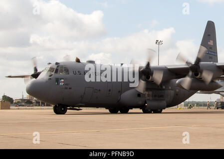 Adieu les aviateurs d'un départ C-130-H le 26 juin 2018, à Fort Worth NAS JRB, Texas comme membres de l'unité de la 136th Airlift Wing se préparent à déployer. (U.S. Air National Guard photo de Tech. Le Sgt. Lynn signifie) Banque D'Images