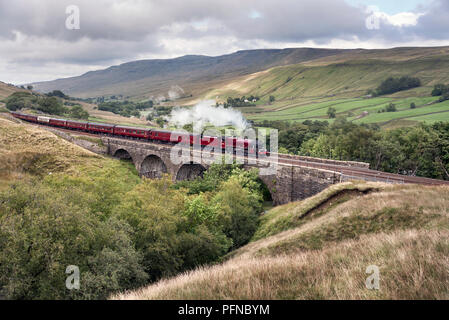 Yorkshire Dales National Park, Royaume-Uni. Août 21, 2018. Locomotive à vapeur "Galatée" parcours "Le Fellsman' spécial, une excursion de Lancaster à Carlisle et retour, via le célèbre s'installer à Carlisle railway line. Vu ici à l'Ais Gill Viaduct dans le Yorkshire Dales National Park, près de Kirkby Stephen, vers le sud sur le chemin du retour. Crédit : John Bentley/Alamy Live News Banque D'Images