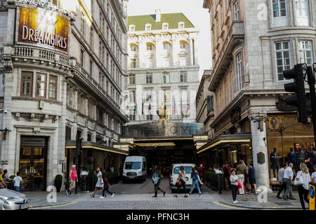 Londres, Royaume-Uni. Août 21, 2018. Trafalgar Square, The Strand et remblai en août Soleil. La fin de l'après-midi d'août soleil baigne Trafalgar Square, The Strand et le remblai que les banlieusards font leur chemin de la maison et les touristes profiter de la vue. © Peter Hogan/Alamy Live News Banque D'Images
