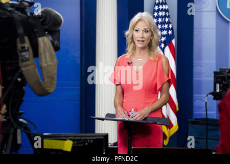 Washington, DC, USA. Août 21, 2018. KELLYANNE CONWAY, Conseiller du Président, faire une interview télévisée à la Maison Blanche salle des conférences de presse à la Maison Blanche à Washington. Crédit : Michael Brochstein/ZUMA/Alamy Fil Live News Banque D'Images