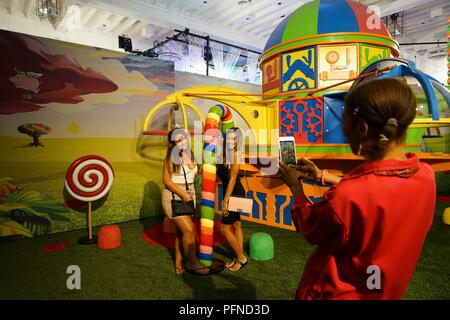 New York, USA. Août 21, 2018. Les visiteurs posent pour des photos à Candytopia à New York, États-Unis, le 21 août 2018. Candytopia est une exposition interactive à New York qui dispose d'une douzaine de chambres avec décorations à thème bonbons. Credit : Lin Lin/Xinhua/Alamy Live News Banque D'Images