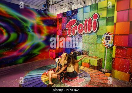 New York, USA. Août 21, 2018. Les visiteurs ont l'amusement à Candytopia à New York, États-Unis, le 21 août 2018. Candytopia est une exposition interactive à New York qui dispose d'une douzaine de chambres avec décorations à thème bonbons. Credit : Lin Lin/Xinhua/Alamy Live News Banque D'Images