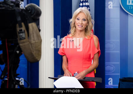 Kellyanne Conway, conseiller du président, faire une interview télévisée à la Maison Blanche salle des conférences de presse à la Maison Blanche à Washington, DC Le 21 août 2018 Banque D'Images