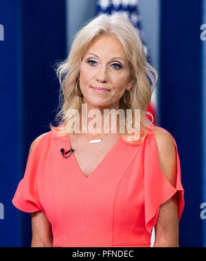 Kellyanne Conway, conseiller du président, faire une interview télévisée à la Maison Blanche salle des conférences de presse à la Maison Blanche à Washington, DC Le 21 août 2018 Banque D'Images