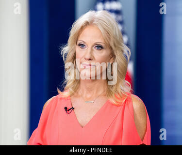 Kellyanne Conway, conseiller du président, faire une interview télévisée à la Maison Blanche salle des conférences de presse à la Maison Blanche à Washington, DC Le 21 août 2018 Banque D'Images