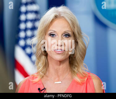 Kellyanne Conway, conseiller du président, faire une interview télévisée à la Maison Blanche salle des conférences de presse à la Maison Blanche à Washington, DC Le 21 août 2018 Banque D'Images