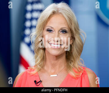 Kellyanne Conway, conseiller du président, faire une interview télévisée à la Maison Blanche salle des conférences de presse à la Maison Blanche à Washington, DC Le 21 août 2018 Banque D'Images
