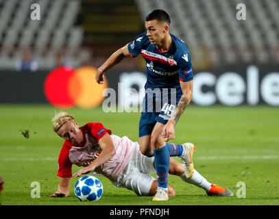 (180822) -- Belgrade (Serbie), août, 22, 2018 (Xinhua) -- le stade Crvena Zvezda Nemanja Radonjic (R) rivalise avec le Marin Pongracic Salzbourg au cours de la 1ère manche de la Ligue des Champions de football match play-offs entre Stade Crvena Zvezda et de Salzbourg à Belgrade, Serbie le 21 août 2018. Le match s'est terminé dans un 0-0 draw. (Xinhua/Predrag Milosavljevic) Credit : Predrag Milosavljevic/Xinhua/Alamy Live News Banque D'Images
