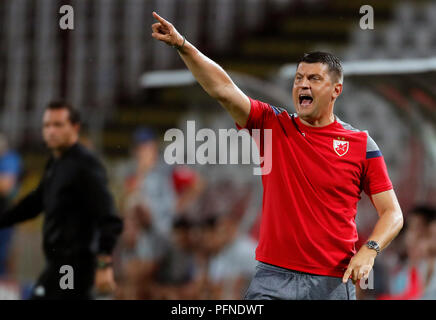 (180822) -- Belgrade (Serbie), août, 22, 2018 (Xinhua) -- Stade Crvena Zvezda's head cocah Vladan Milojevic durant la 1ère étape des gestes de Ligue des Champions de football match play-offs entre Stade Crvena Zvezda et de Salzbourg à Belgrade, Serbie le 21 août 2018. Le match s'est terminé dans un 0-0 draw. (Xinhua/Predrag Milosavljevic) Credit : Predrag Milosavljevic/Xinhua/Alamy Live News Banque D'Images