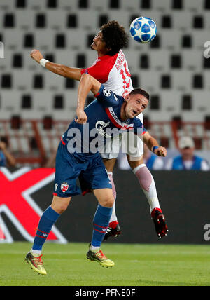 (180822) -- Belgrade (Serbie), août, 22, 2018 (Xinhua) -- André de Salzbourg Ramalho (Haut) rivalise avec le stade Crvena Zvezda Nikola Stoiljkovic au cours de la 1ère manche de la Ligue des Champions de football match play-offs entre Stade Crvena Zvezda et de Salzbourg à Belgrade, Serbie le 21 août 2018. Le match s'est terminé dans un 0-0 draw. (Xinhua/Predrag Milosavljevic) Credit : Predrag Milosavljevic/Xinhua/Alamy Live News Banque D'Images