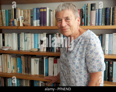 Tel Aviv, Israël. 07Th Aug 2018. Auteur Ruth Achlama se tient debout devant une étagère dans son appartement avec les œuvres qu'elle a traduit de l'hébreu en allemand. Un état à tout prix' par T. Segev. Le 72-year-old Achlama a traduit environ 70 livres dans sa vie. Elle a grandi à Mannheim, où elle est encore aujourd'hui ordinaire. Credit : Stefanie Järkel/dpa/Alamy Live News Banque D'Images