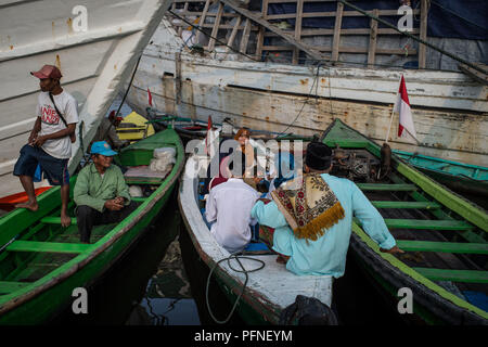 Jakarta, Jakarta, Indonésie. Août 22, 2018. Musulmans indonésiens retour à l'accueil après avoir offert la prière rituelle pendant la célébration de l'Aïd al-Adha au Port Sunda Kelapa à Jakarta le 22 août 2018. L'Eid al-Adha est l'une des fêtes les plus importantes sur le calendrier musulman. Il marque le pèlerinage annuel (Hajj) à La Mecque, à l'endroit le plus saint dans l'Islam. À l'occasion d'abattage des animaux sacrificiels musulmans et diviser la viande en trois parties, une pour la famille, une pour les amis et parents, et une pour les pauvres et les nécessiteux. e Crédit : ZUMA Press, Inc./Alamy Live News Banque D'Images