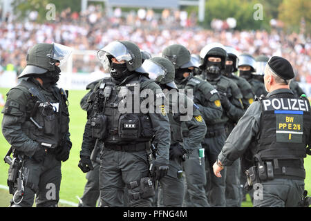 Ulm, Allemagne. Août 18, 2018. La police, les policiers, les groupes de travail sur le champ après avoir jouer, SEC, des forces spéciales, uniforme. 1er tour DFB Pokal SSV Ulm 1846 (UL) - l'Eintracht Francfort (F) 2-1, au stade à Ulm Donau sur 18.08.2018. DFL RÈGLEMENT INTERDIT TOUTE UTILISATION DE PHOTOGRAPHIE COMME DES SÉQUENCES D'IMAGES ET/OU QUASI VIDÉO. Utilisation dans le monde entier | Credit : dpa/Alamy Live News Banque D'Images