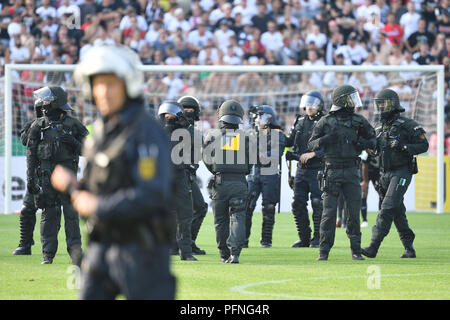 Ulm, Allemagne. Août 18, 2018. La police, les policiers, les groupes de travail sur le champ après avoir jouer, SEC, des forces spéciales, uniforme. 1er tour DFB Pokal SSV Ulm 1846 (UL) - l'Eintracht Francfort (F) 2-1, au stade à Ulm Donau sur 18.08.2018. DFL RÈGLEMENT INTERDIT TOUTE UTILISATION DE PHOTOGRAPHIE COMME DES SÉQUENCES D'IMAGES ET/OU QUASI VIDÉO. Utilisation dans le monde entier | Credit : dpa/Alamy Live News Banque D'Images