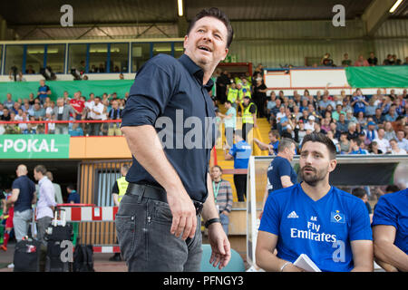 Win, Deutschland. Août 18, 2018. Coach Christian TITZ (HH) promenades avant le match à sa place, la moitié de la figure, la moitié de la figure, football, DFB Pokal, 1er tour principal, TuS Erndtebrueck (ETB) - HSV Hamburg Hambourg Hambourg (HH) 3 : 5 sur 18.08.2018 à Siegen/Allemagne. Utilisation dans le monde entier | Credit : dpa/Alamy Live News Banque D'Images