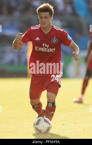 Win, Deutschland. Août 18, 2018. Gotoku SAKAI (HH) avec ballon, simple action avec ball, action, plein la figure, portrait, football, DFB Pokal, 1er tour principal, TuS Erndtebrueck (ETB) - HSV Hamburg Hambourg Hambourg (HH) 3 : 5 sur 18.08.2018 à Siegen/Allemagne. Utilisation dans le monde entier | Credit : dpa/Alamy Live News Banque D'Images