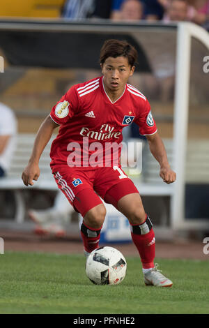 Win, Deutschland. Août 18, 2018. Tatsuya ITO (HH) avec ballon, simple action avec ball, action, plein la figure, montage vertical format, football, DFB Pokal, 1er tour principal, TuS Erndtebrueck (ETB) - HSV Hamburg Hambourg Hambourg (HH) 3 : 5 sur 18.08.2018 à Siegen/Allemagne. Utilisation dans le monde entier | Credit : dpa/Alamy Live News Banque D'Images