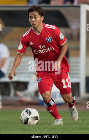Win, Deutschland. Août 18, 2018. Tatsuya ITO (HH) avec ballon, simple action avec ball, action, plein la figure, montage vertical format, football, DFB Pokal, 1er tour principal, TuS Erndtebrueck (ETB) - HSV Hamburg Hambourg Hambourg (HH) 3 : 5 sur 18.08.2018 à Siegen/Allemagne. Utilisation dans le monde entier | Credit : dpa/Alamy Live News Banque D'Images