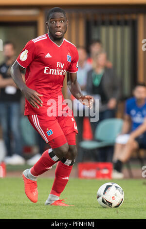 Win, Deutschland. Août 18, 2018. Orel MANGALA (HH) avec ballon, simple action avec ball, action, plein la figure, montage vertical format, football, DFB Pokal, 1er tour principal, TuS Erndtebrueck (ETB) - HSV Hamburg Hambourg Hambourg (HH) 3 : 5 sur 18.08.2018 à Siegen/Allemagne. Utilisation dans le monde entier | Credit : dpa/Alamy Live News Banque D'Images