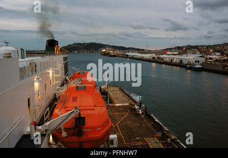 Wellington, États-Unis. Apr 27, 2018. Entrée du port de Wellington sur l'île Nord de la Nouvelle-Zélande, enregistré en avril 2018 dans le monde de l'utilisation | Credit : dpa/Alamy Live News Banque D'Images