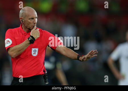 Swansea, Pays de Galles, Royaume-Uni. 21e Août 2018. arbitre Andy Davies en action. Match de championnat Skybet EFL, Swansea City v Leeds Utd au Liberty Stadium de Swansea, Pays de Galles du Sud le mardi 21 août 2018. Cette image ne peut être utilisé qu'à des fins rédactionnelles. Usage éditorial uniquement, licence requise pour un usage commercial. Aucune utilisation de pari, de jeux ou d'un seul club/ligue/dvd publications. Photos par Andrew Andrew/Verger Verger la photographie de sport/Alamy live news Banque D'Images