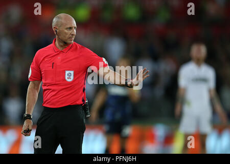 Swansea, Pays de Galles, Royaume-Uni. 21e Août 2018. arbitre Andy Davies en action. Match de championnat Skybet EFL, Swansea City v Leeds Utd au Liberty Stadium de Swansea, Pays de Galles du Sud le mardi 21 août 2018. Cette image ne peut être utilisé qu'à des fins rédactionnelles. Usage éditorial uniquement, licence requise pour un usage commercial. Aucune utilisation de pari, de jeux ou d'un seul club/ligue/dvd publications. Photos par Andrew Andrew/Verger Verger la photographie de sport/Alamy live news Banque D'Images