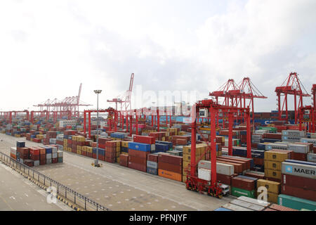 Colombo. Août 14, 2018. Photo prise le 14 août 2018 montre le Colombo International Container Terminals (CICT) au Sri Lanka. Pour aller avec : 'fier de faire partie de l'environnement de l'entreprise financée par la Chine". Credit : Zhu Ruiqing/Xinhua/Alamy Live News Banque D'Images