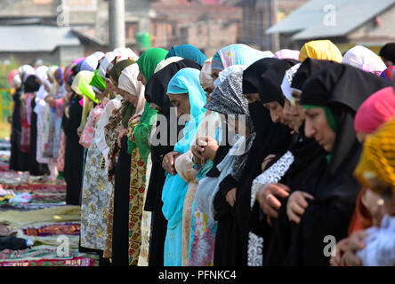 Srinagar, Jammu-et-Cachemire. Août 22, 2018. Les femmes musulmanes effectuer l'Eid al-Adha prière durant l'Eid al-Adha maison de vacances à Srinagar, la capitale d'été du Cachemire sous contrôle indien, le 22 août 2018. Credit : Faisal Khan/ZUMA/Alamy Fil Live News Banque D'Images