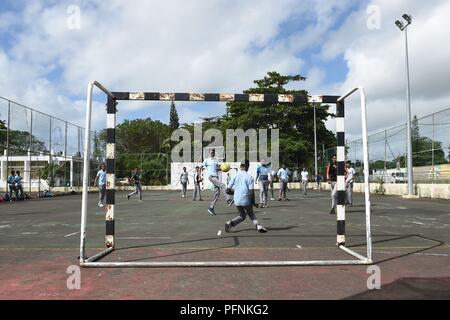 Centre de Flacq, Ile Maurice. Le 04 juillet, 2018. 04.07.2018, Maurice, Centre de Flacq : Les élèves jouent au football sur un terrain de sport. Credit : Sebastian Kahnert/dpa-Zentralbild/ZB | worldwide/dpa/Alamy Live News Banque D'Images