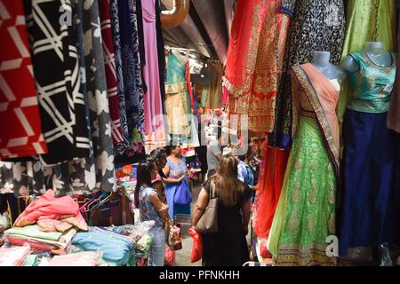 Centre de Flacq, Ile Maurice. Le 04 juillet, 2018. 04.07.2018, Maurice, Centre de Flacq : Traders vendent des vêtements et tissus au marché hebdomadaire. Credit : Sebastian Kahnert/dpa-Zentralbild/ZB | worldwide/dpa/Alamy Live News Banque D'Images