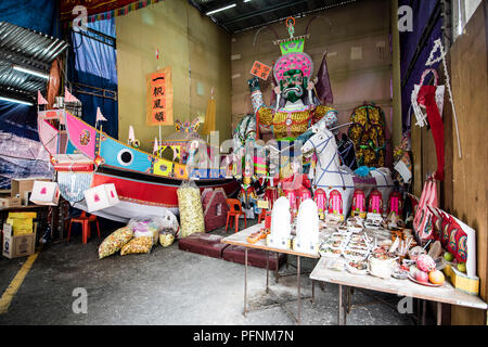 Kuala Lumpur, Malaisie. 21 août, 2018. Hungry Ghost Festival se termine à Bangsar en banlieue de Kuala Lumpur, Malaisie, 21 août, 2018. Le roi fantôme donné un grand feu d'adieu à returm dans l'Outre-Monde. . Credit : Danny Chan/Alamy Live News Banque D'Images