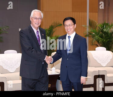 Chongqing, le chercheur émérite Ministre Goh Chok Tong dans le sud-ouest de la Chine, Chongqing. Août 22, 2018. Le vice-Premier ministre chinois Han Zheng (R), également membre du Comité permanent du Bureau politique du Parti communiste chinois (PCC), le Comité central se réunit avec le ministre Senior émérite, M. Goh Chok Tong dans le sud-ouest de la Chine, Chongqing, le 22 août, 2018. Goh est ici pour assister à la première Smart China Expo qui se tiendra du jeudi au samedi. Credit : Pang Xinglei/Xinhua/Alamy Live News Banque D'Images