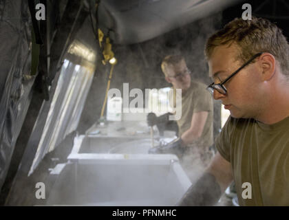 Fort Mccoy, Wisconsin, USA. Août 21, 2018. L'ARMÉE AMÉRICAINE Pvt. Tyler, argile, spécialiste des ressources humaines, le Groupe de soutien régional 643e nettoie les casseroles dans une tente au camp Ripley, Minn., 15 août 2018. Lignes de front peuvent changer rapidement et ainsi de tous les équipements de soutien doit être aussi rapide et mobile. Les cuisines sont en mesure de faire cuire la nourriture et le service des repas en cours de l'installation dans une seule journée. (U.S. Réserve de l'armée photo prise par le s.. Adam Decker) Ministère de la Défense des États-Unis par globallookpress.com Crédit : Département de la Défense/Fédération de regarder/ZUMA/Alamy Fil Live News Banque D'Images