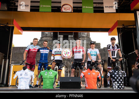 Coblence, Allemagne. Août 22, 2018. Cyclisme : l'UCI Série européenne - L'Allemagne Tour Présentation de l'équipe, à l'coin allemand : les meilleurs coureurs s'alignent pour une photo de groupe lors de la présentation de l'équipe : Marcel Kittel (L-R) de l'Allemagne de l'équipe Katusha Alpecin, Alvaro Jose Hodeg à partir de la Colombie, du sol, de l'équipe Quick-Step Pascal Ackermann de l'Allemagne de Team Bora-hansgrohe, Andre Greipel de Allemagne de l'équipe Lotto Soudal, Geraint Thomas à partir de la Grande-Bretagne de l'équipe Sky et Tom Dumoulin de l'équipe de Pays-bas Sunweb. Crédit : Bernd Thissen/dpa/Alamy Live News Banque D'Images