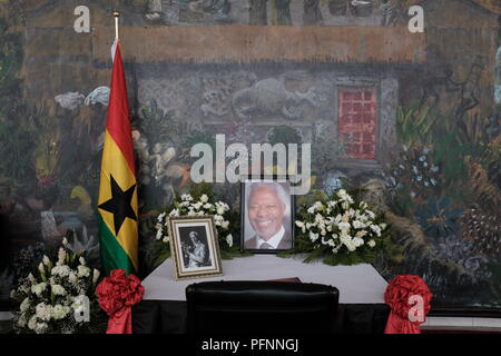 Accra. Août 22, 2018. Photo prise le 22 août 2018 montre la table de mémoire créé pour le livre de condoléances en l'honneur de la fin de l'ancienne Organisation des Nations Unies (ONU), Kofi Annan, Secrétaire général de l'Accra International Conference Centre (AICC) à Accra, capitale du Ghana. Les gens de tous les horizons ont été parade ici pour signer le livre de condoléances ouvert ici mercredi en l'honneur de l'ancien chef de l'organisme mondial. Annan est décédé le 18 août en Suisse, à l'âge de 80 ans. Credit : Francis Kokoroko/Xinhua/Alamy Live News Banque D'Images