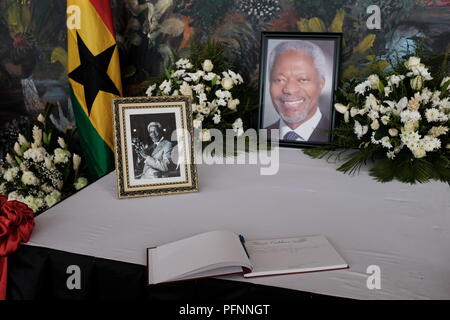 Accra. Août 22, 2018. Photo prise le 22 août 2018 montre la table de mémoire créé pour le livre de condoléances en l'honneur de la fin de l'ancienne Organisation des Nations Unies (ONU), Kofi Annan, Secrétaire général de l'Accra International Conference Centre (AICC) à Accra, capitale du Ghana. Les gens de tous les horizons ont été parade ici pour signer le livre de condoléances ouvert ici mercredi en l'honneur de l'ancien chef de l'organisme mondial. Annan est décédé le 18 août en Suisse, à l'âge de 80 ans. Credit : Francis Kokoroko/Xinhua/Alamy Live News Banque D'Images