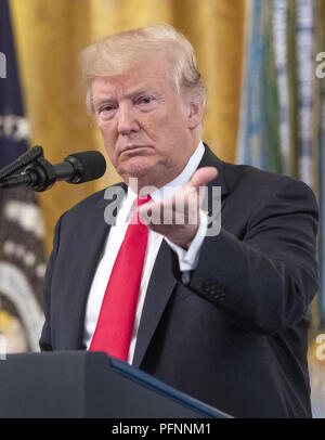 Washington, District de Columbia, Etats-Unis. Août 22, 2018. Le Président des Etats-Unis, Donald J. Trump rend les commentaires comme il remettant la médaille d'Honneur à titre posthume à Technical Sergent John A. Chapman, US Air Force, au cours d'une cérémonie à l'Est Prix de la Maison Blanche à Washington, DC le mercredi, Août 22, 2018. Le sergent Chapman est honorée pour ses actions le 4 mars 2002, sur Takur Ghar mountain en Afghanistan où il a donné sa vie pour sauver ses coéquipiers Credit : Ron Sachs/CNP/ZUMA/Alamy Fil Live News Banque D'Images