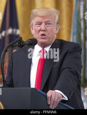 Washington, District de Columbia, Etats-Unis. Août 22, 2018. Le Président des Etats-Unis, Donald J. Trump rend les commentaires comme il remettant la médaille d'Honneur à titre posthume à Technical Sergent John A. Chapman, US Air Force, au cours d'une cérémonie à l'Est Prix de la Maison Blanche à Washington, DC le mercredi, Août 22, 2018. Le sergent Chapman est honorée pour ses actions le 4 mars 2002, sur Takur Ghar mountain en Afghanistan où il a donné sa vie pour sauver ses coéquipiers Credit : Ron Sachs/CNP/ZUMA/Alamy Fil Live News Banque D'Images